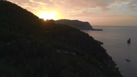 Ibiza-Montaña-Atardecer-Vistoso-Bahía-De-Benirras