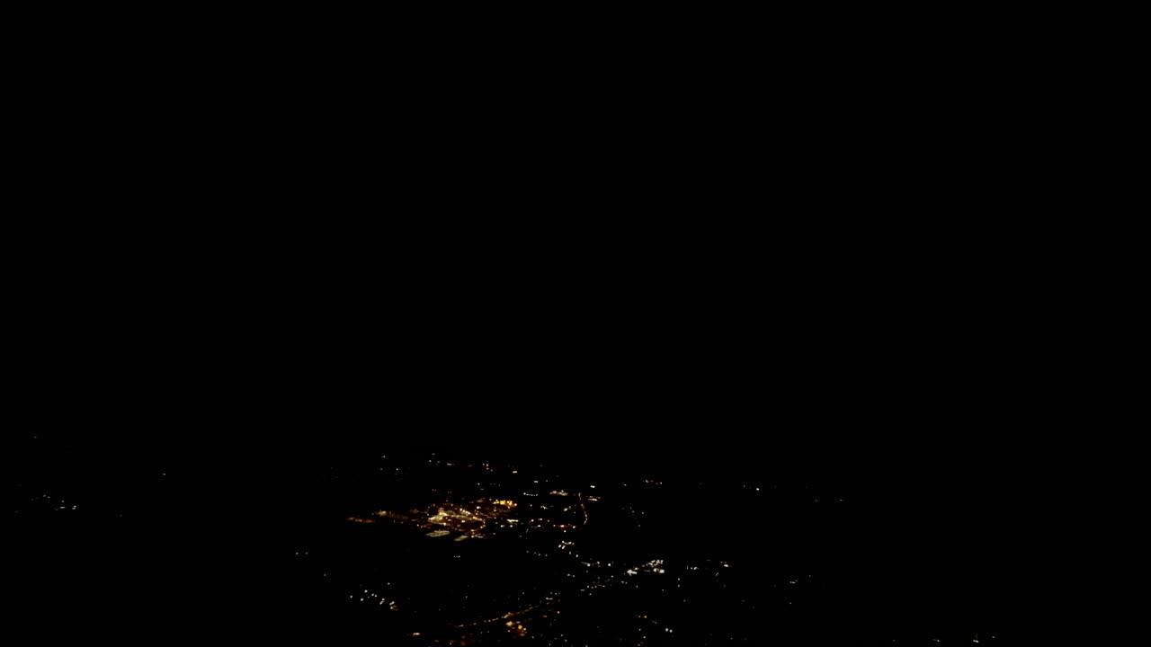 increíble vista de la ciudad de roma, italia, por la noche, tomada desde un avión volando: muchas luces desafiantes manteniendo la oscuridad