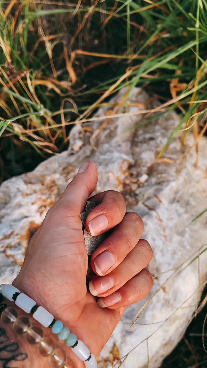 자연에서 작은 바위를 들고 있는 손