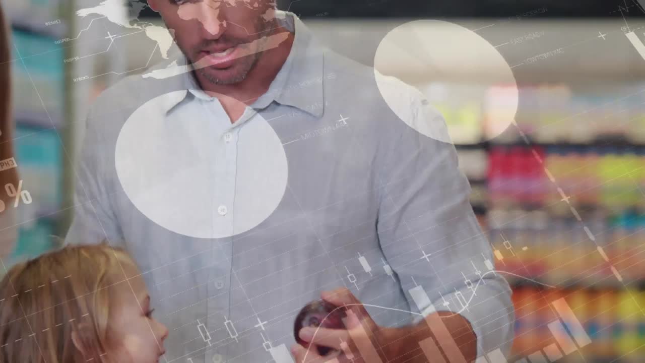 animación de procesamiento de datos sobre un hombre caucásico mostrando una fruta a su hija en una tienda de comestibles.
