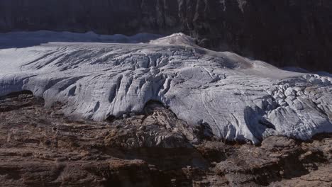 glaciar en las montañas se acercó pan