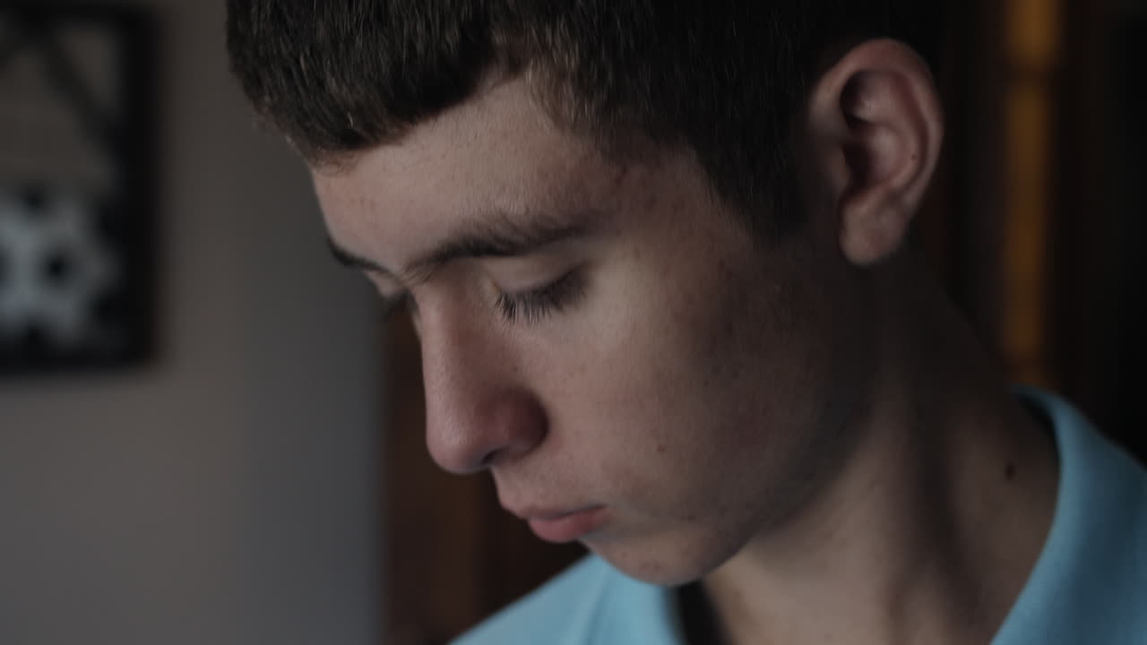 젊은 남자, 고등학생 10대 소년, 고등학생, 배낭을 싸는 얼굴 클로즈업