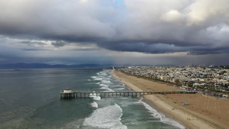 vista de drones de un hermoso día nublado en la playa de manhattan, california