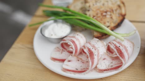 tocino ruslan con pan y crema agria