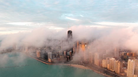 Niebla-Sobre-El-Lago-Michigan,-Vista-Aérea-Superior-De-Chicago