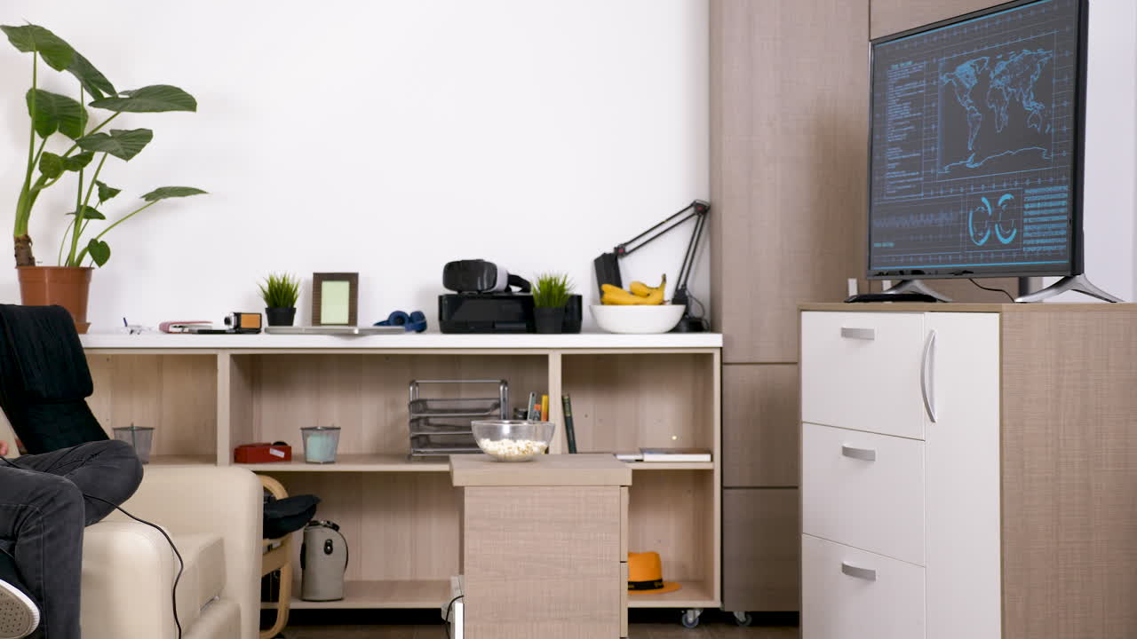 hombre jugando videojuegos en la sala de estar