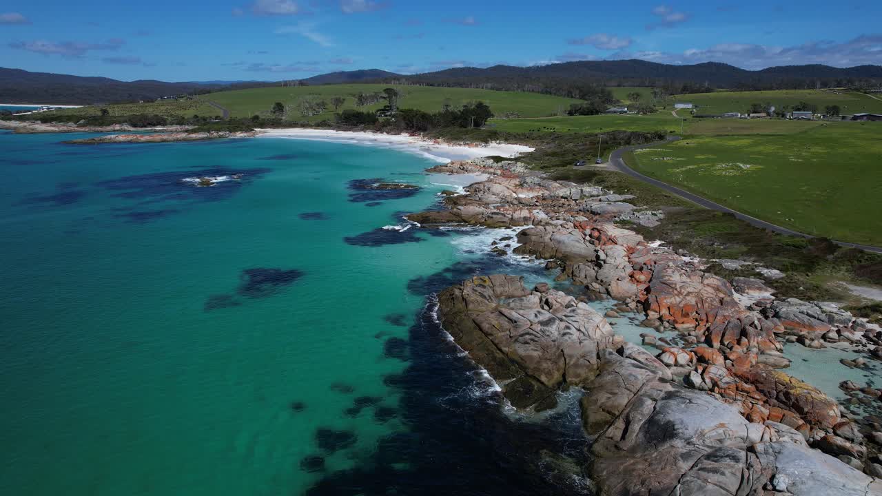 Koala Rock - Attrazione turistica Bay Of Fires, The Gardens, Tasmania, Australia - Ripresa con drone