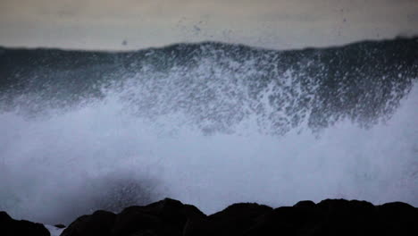 Enormes-Olas-Entran-Y-Chocan-Contra-Una-Costa-Rocosa-6