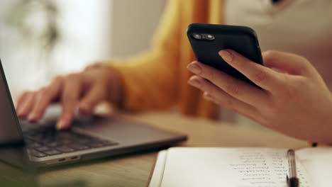 mujer de primer plano, manos y teléfono inteligente para portátil