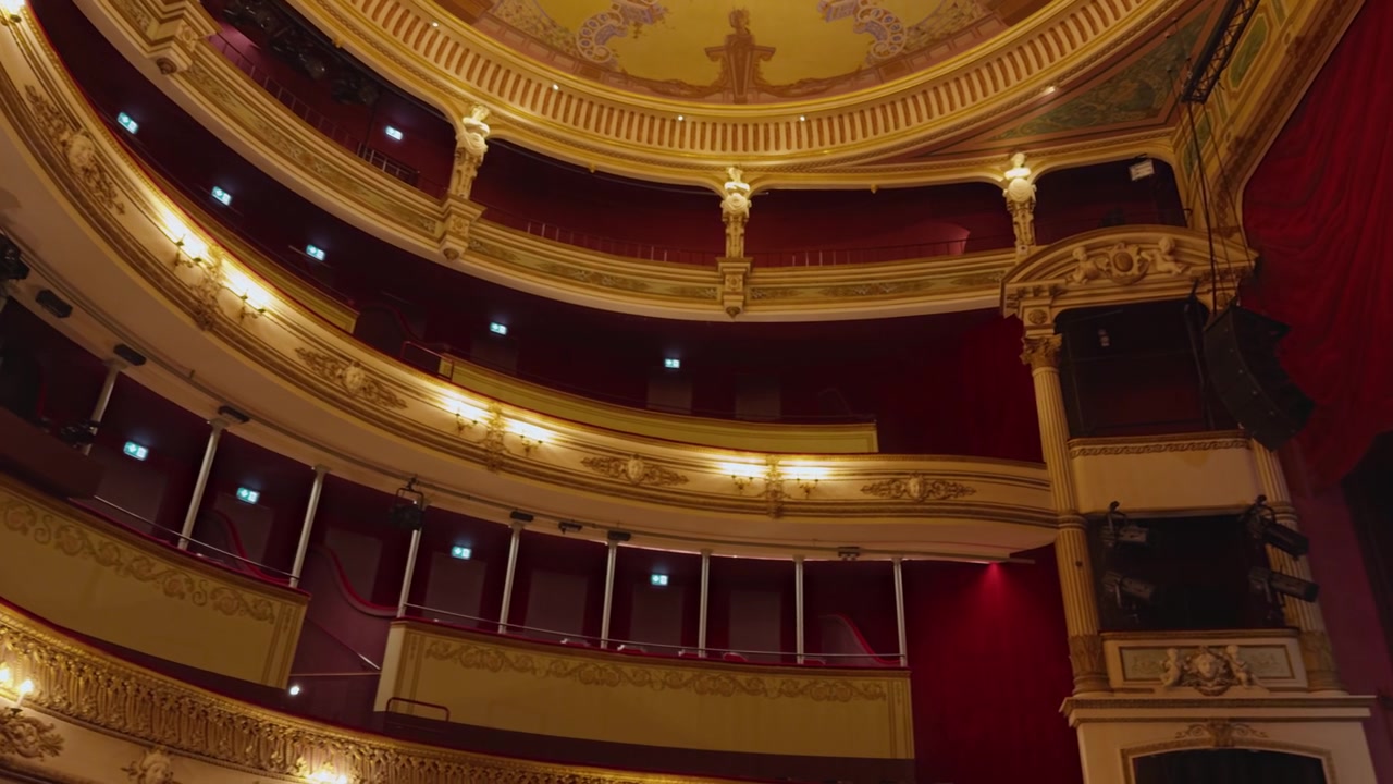 Una lenta panoramica rivela gli elaborati balconi a più livelli all'interno del Theatre Le Dome a Saumur