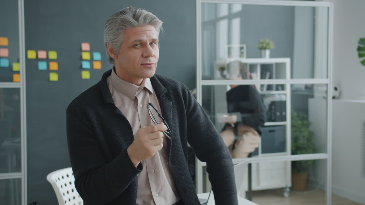 hombre de negocios en la oficina moderna