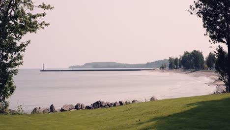 Aufnahme-Des-Kleinen-Leuchtturms-Am-Urlaubsort-Sodus-Point-In-New-York-An-Der-Landspitze-Am-Ufer-Des-Lake-Ontario