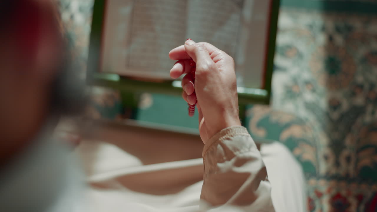 기도 구슬, 모스크에서 꾸란을 읽는 남자