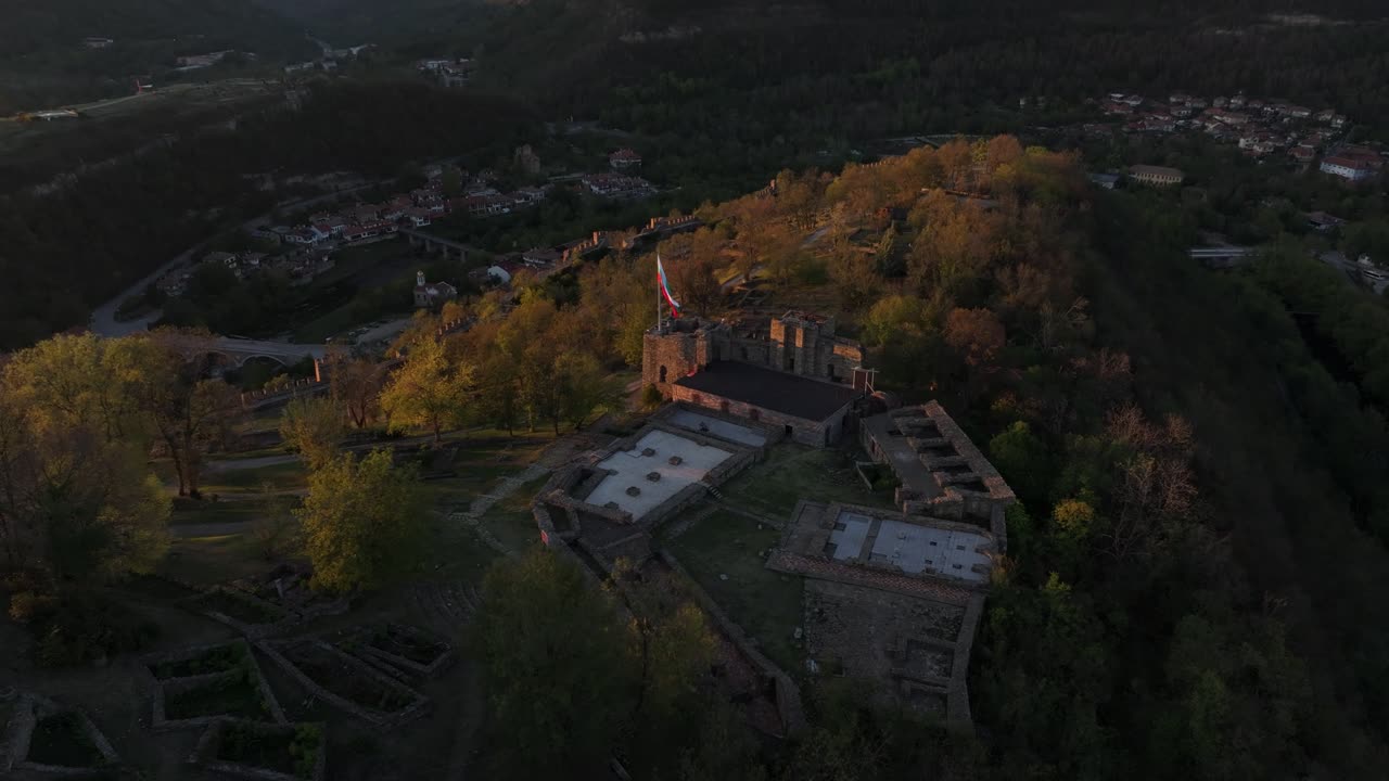 Fortezza storica si erge sopra le colline nel caldo bagliore serale, Bulgaria