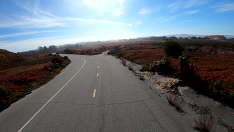 el sendero para bicicletas recreativas costeras de monterey es uno de los senderos más pintorescos que se extiende a lo largo de 18 millas a lo largo de la carretera de la costa del pacífico