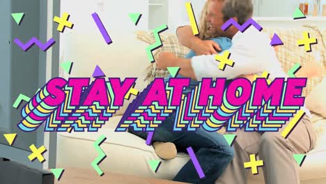 animación de texto colorido quedarse en casa sobre una pareja caucásica abrazándose