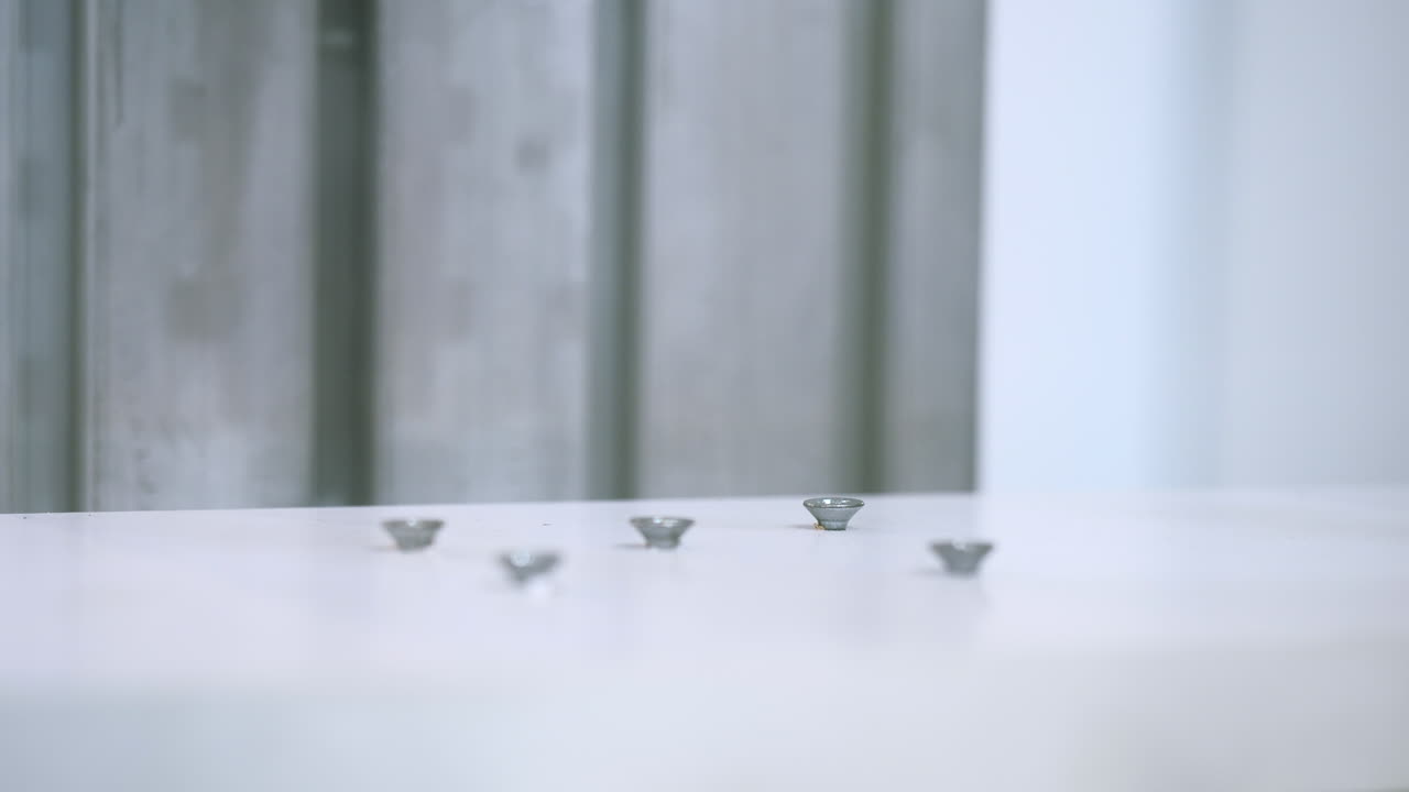 색 표면에 작은 금속 컵