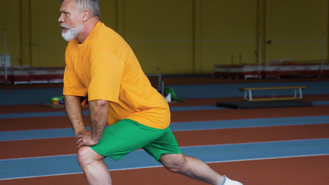 실내에서 스트레칭하는 노인