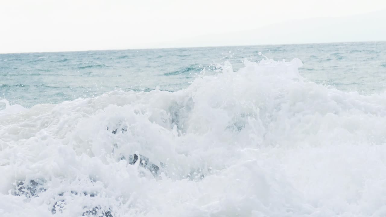 바다의 파도가 바위에 부히고