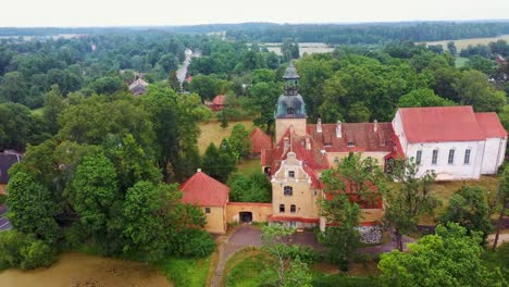 castillo medieval de lielstraupe en el pueblo de straupe en vidzeme, en el norte de letonia