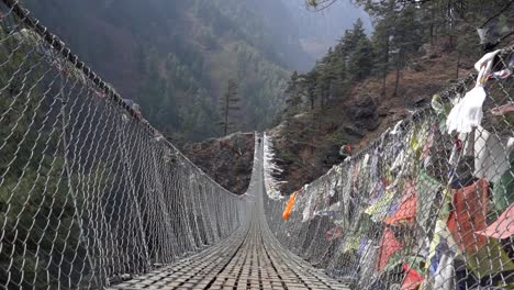 una vista del puente colgante tenzing hillary en las montañas de nepal