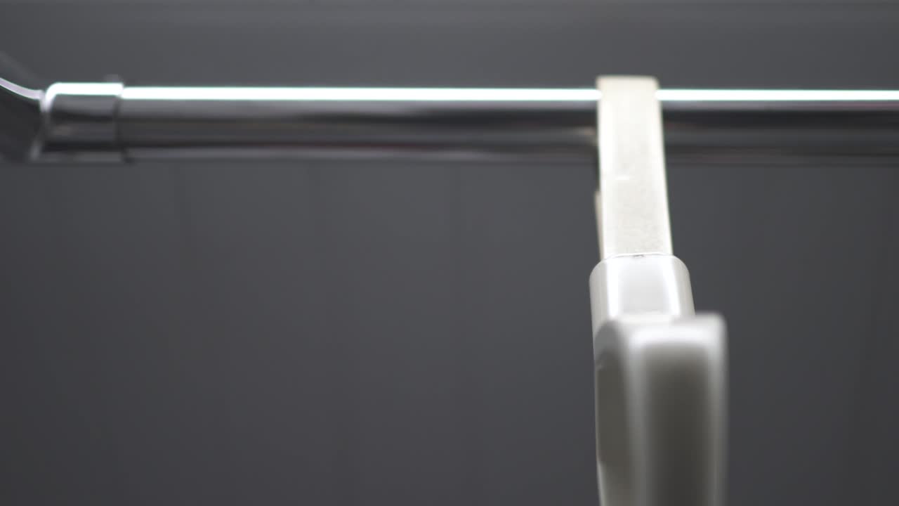 기차가 움직이고 카메라가 흔들리고, 에서 아래로 찍은 사진, 피사체가 오른쪽에 있다.