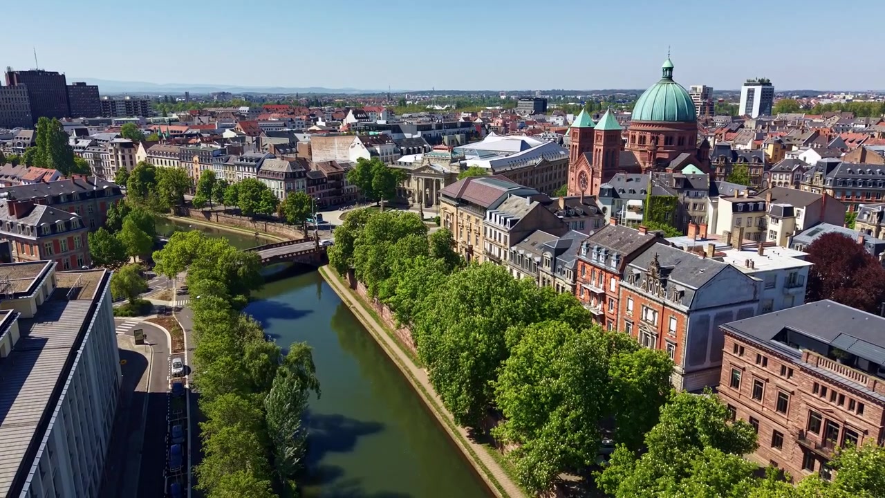 Drone in discesa lungo il Canal du Faux Rempart verso la chiesa di Strasburgo.