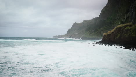 Paisaje-Montañoso-Espumoso-Con-Vistas-Al-Mar,-Fuertes-Olas-Del-Océano