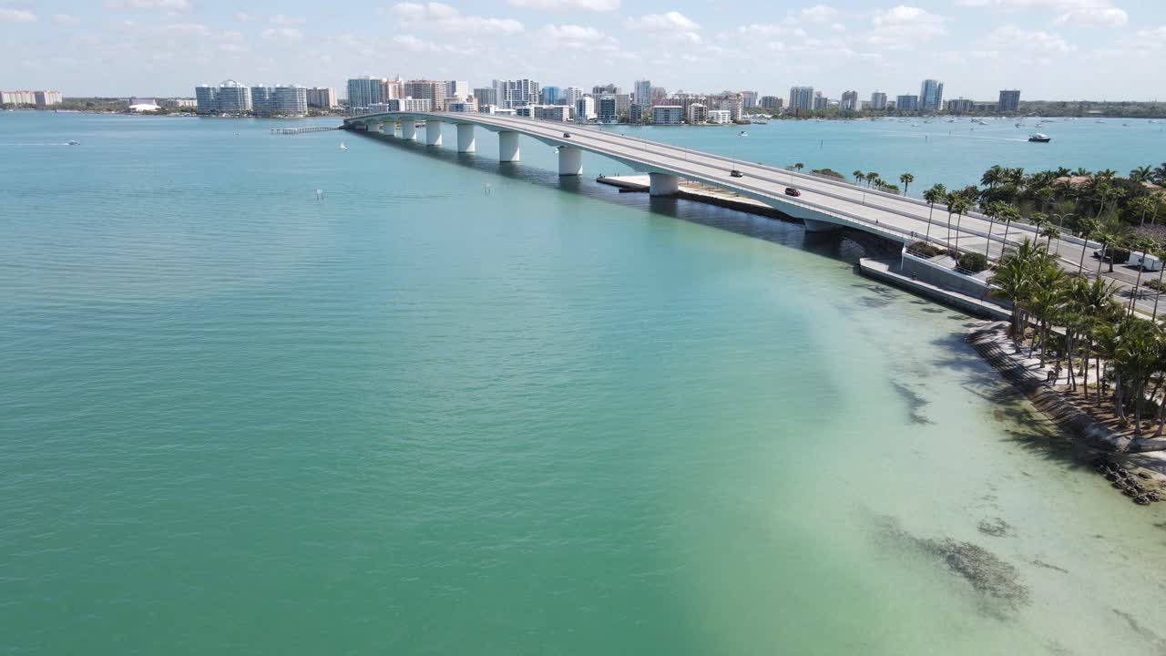 미국 플로리다 새러소타에 있는 링글링 코즈웨이 공원에서 존 링링 코즈웨이 위로 날아가는 새러소타의 웅장한 공중 전망