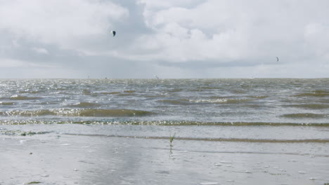 Toma-En-Cámara-Lenta-De-Pequeñas-Olas-Golpeando-La-Orilla-En-La-Playa-De-Sankt-Peter-Ording