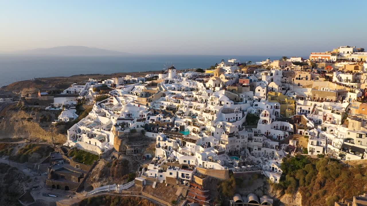 increíble puesta de sol en santorini, oia, islas cicládicas, grecia