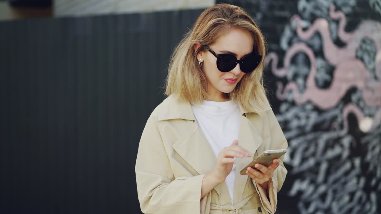 Giovane donna che usa lo smartphone