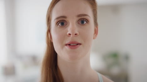 retrato de una mujer hermosa sonriendo mirando a la cámara con una expresión feliz disfrutando de un exitoso concepto de testimonio de estilo de vida