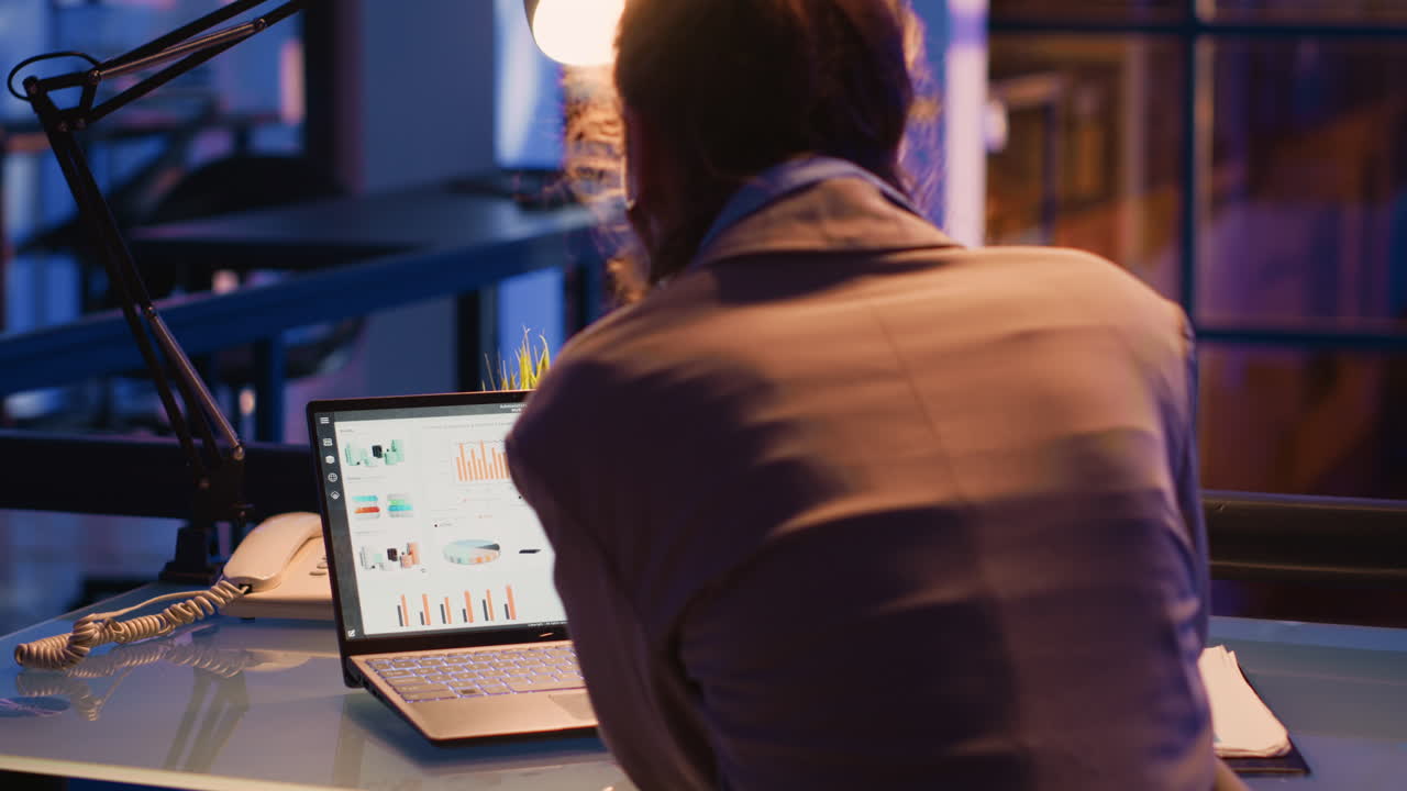 Laptop med virksomhedsdiagrammer på et moderne kontor