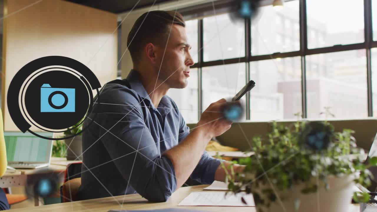 uomo che tocca lo schermo di uno smartphone e rivela icone tech animate che mappano il flusso di notifiche