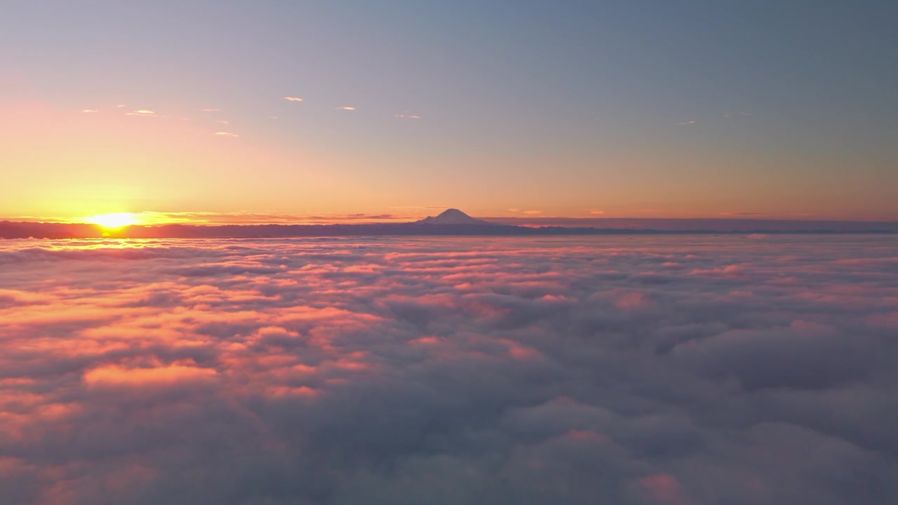 Ampia inquadratura all'alba del Monte Rainier, sopra le nuvole.