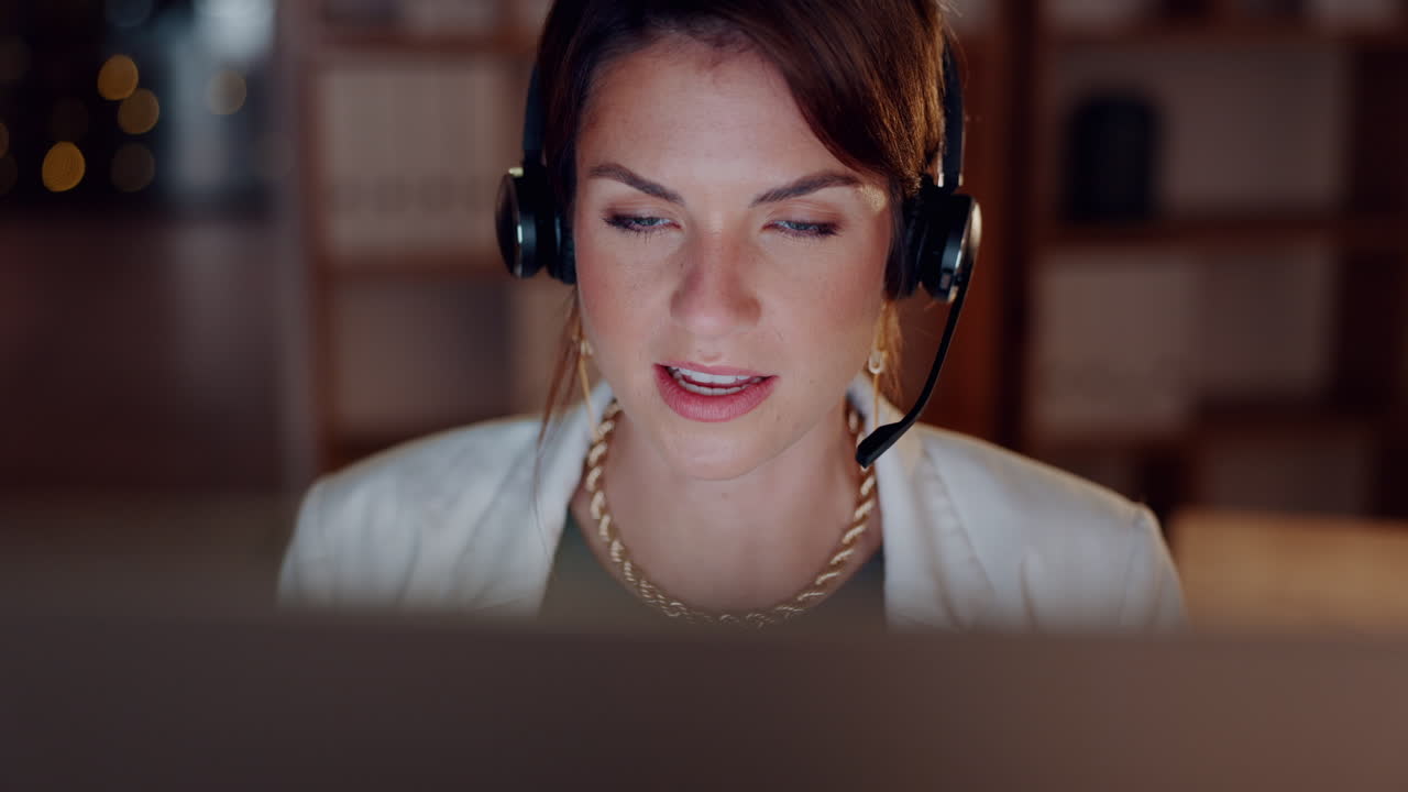 CRM, ansigt eller kvinde der rådgiver i et callcenter