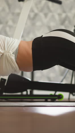 la mujer se para en una tabla baja en casa. una mujer fuerte y entrenada hace ejercicios deportivos para mejorar la resistencia en el suelo. entrenamiento de rutina para un cuerpo delgado