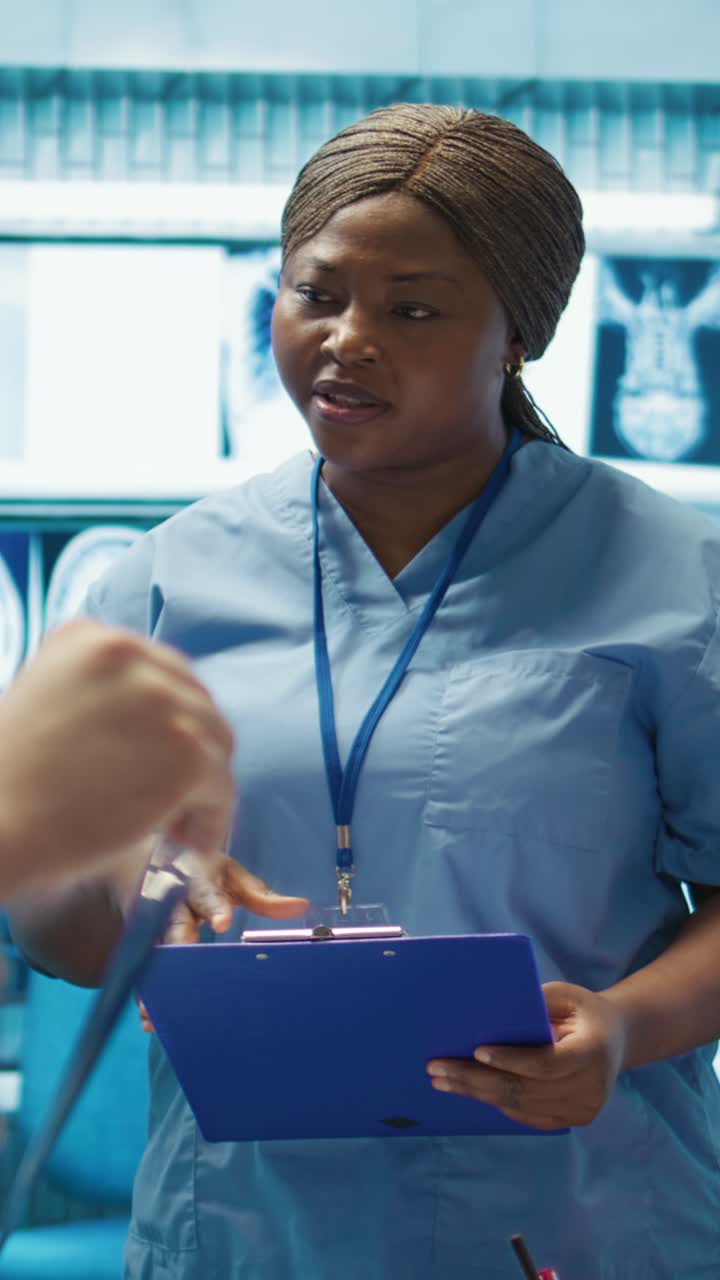 Video verticale. Team medico esamina radiografie diagnostiche in una struttura sanitaria