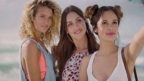 Schöne-Gruppe-Von-Mädchen,-Die-Mit-Dem-Smartphone-Ein-Selfie-Foto-Machen-Und-Gemeinsam-Den-Warmen-Sommerurlaub-Am-Strand-Genießen.-Attraktive-Junge-Frauen-Haben-Spaß-In-Zeitlupe