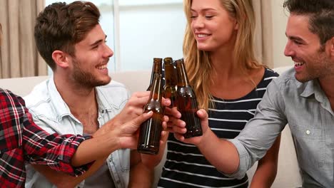 Amigos-Sonrientes-Bebiendo-Cerveza-Juntos