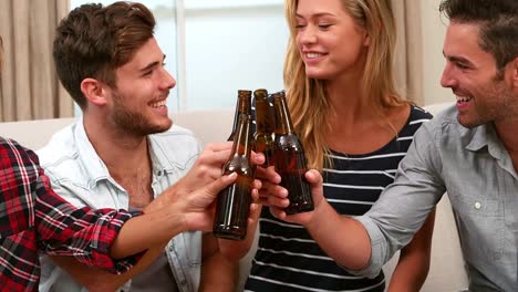 amigos sonrientes bebiendo cerveza juntos