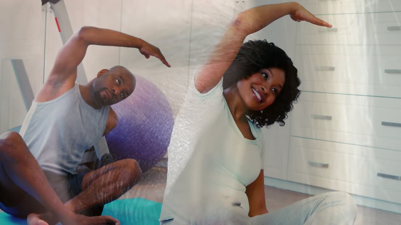 Frau hebt den Arm und beginnt mit dem Fitness-Stretching auf Matten neben einem violetten Ball, Overlay, Mann spiegelt sich langsam