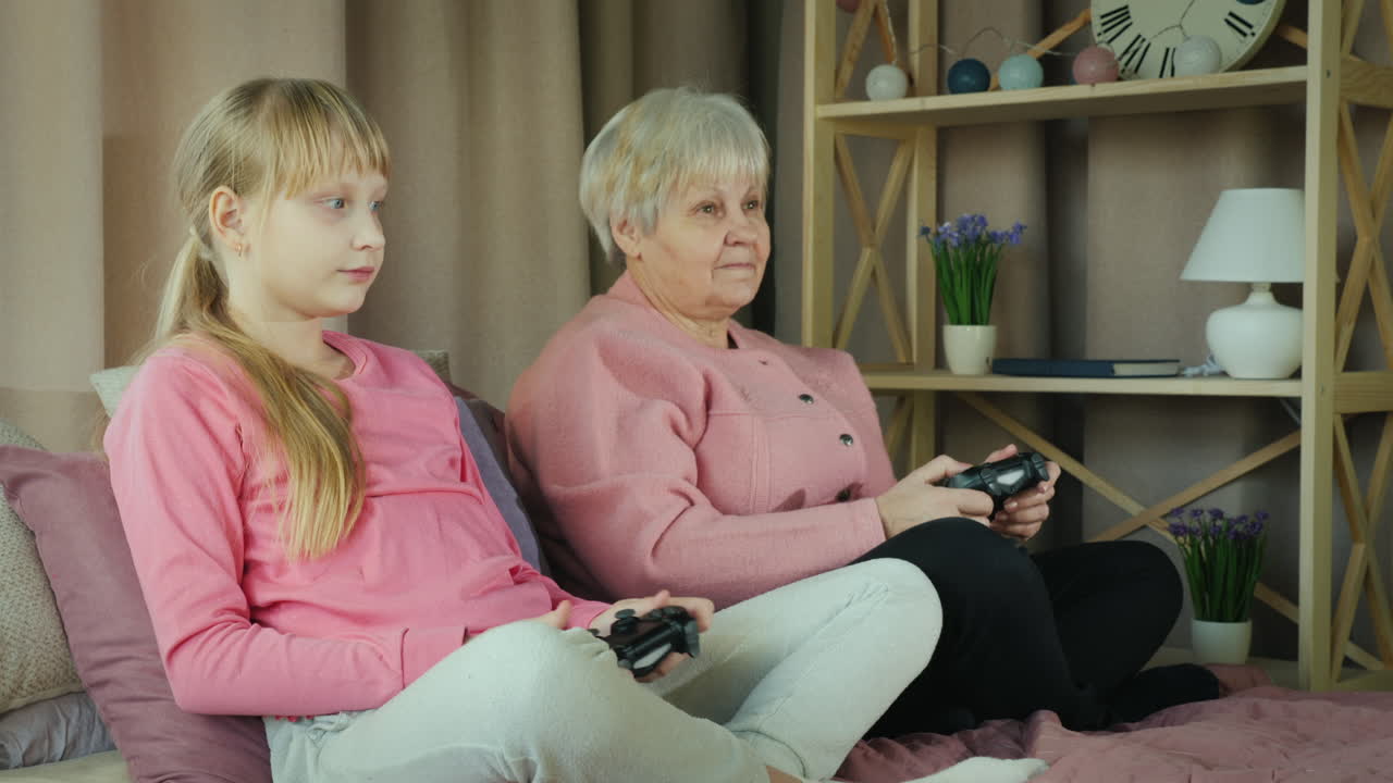 Nonna e nipote giocano insieme ai videogiochi 2