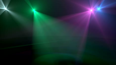 focos giratorios brillantes imágenes realistas en 3d. haces de colores brillantes en el escenario animación de movimiento giratorio. reflector verde, blanco y violeta en el suelo. lámparas en habitación oscura video en bucle abstracto