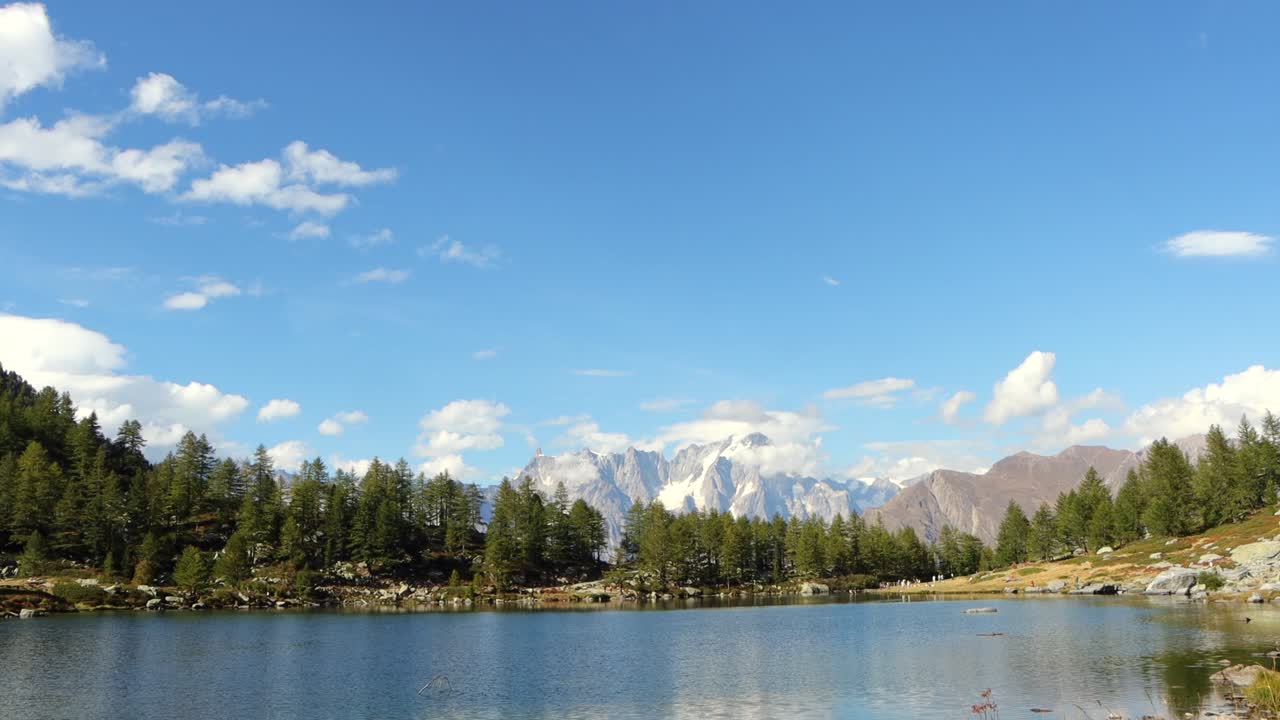 There are stories told in the cold of the mountains, in places where greatness confronts smallness and man feels infinite in the snow of the cold, snowy lake in Mont Blanc