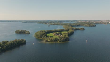 Prinzeninsel-Prinzeninsel-An-Sonnigen-Tagen-Mit-Booten-Und-Wunderschönem-Wasser