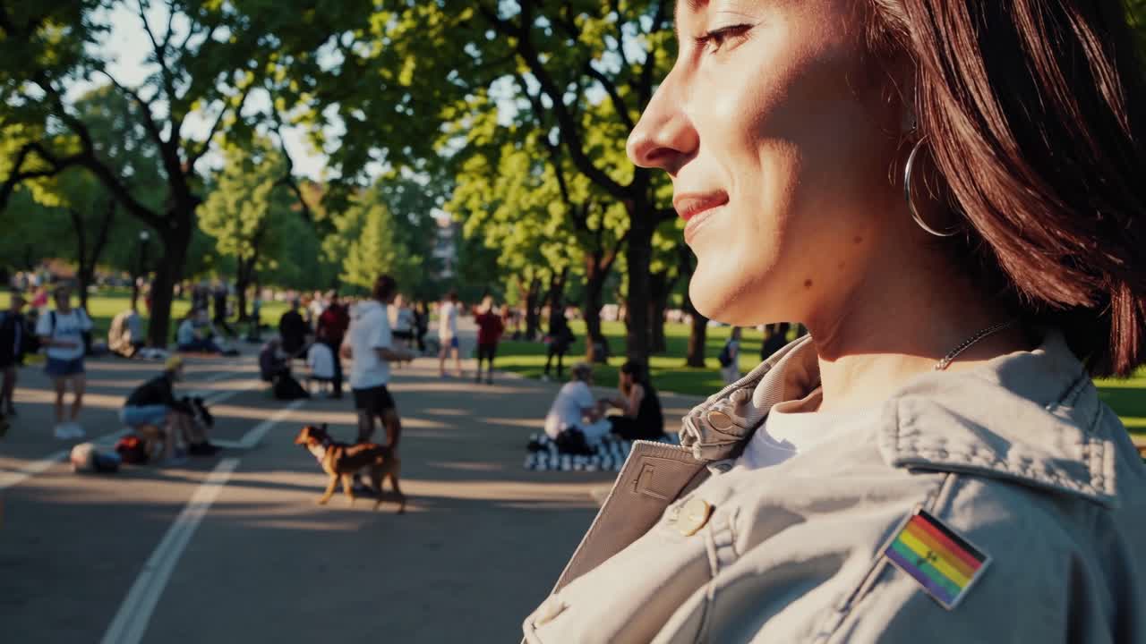 人々が歩いたり座ったりして屋外を楽しんでいる、賑やかな公園の風景を広角で捉えた動画。