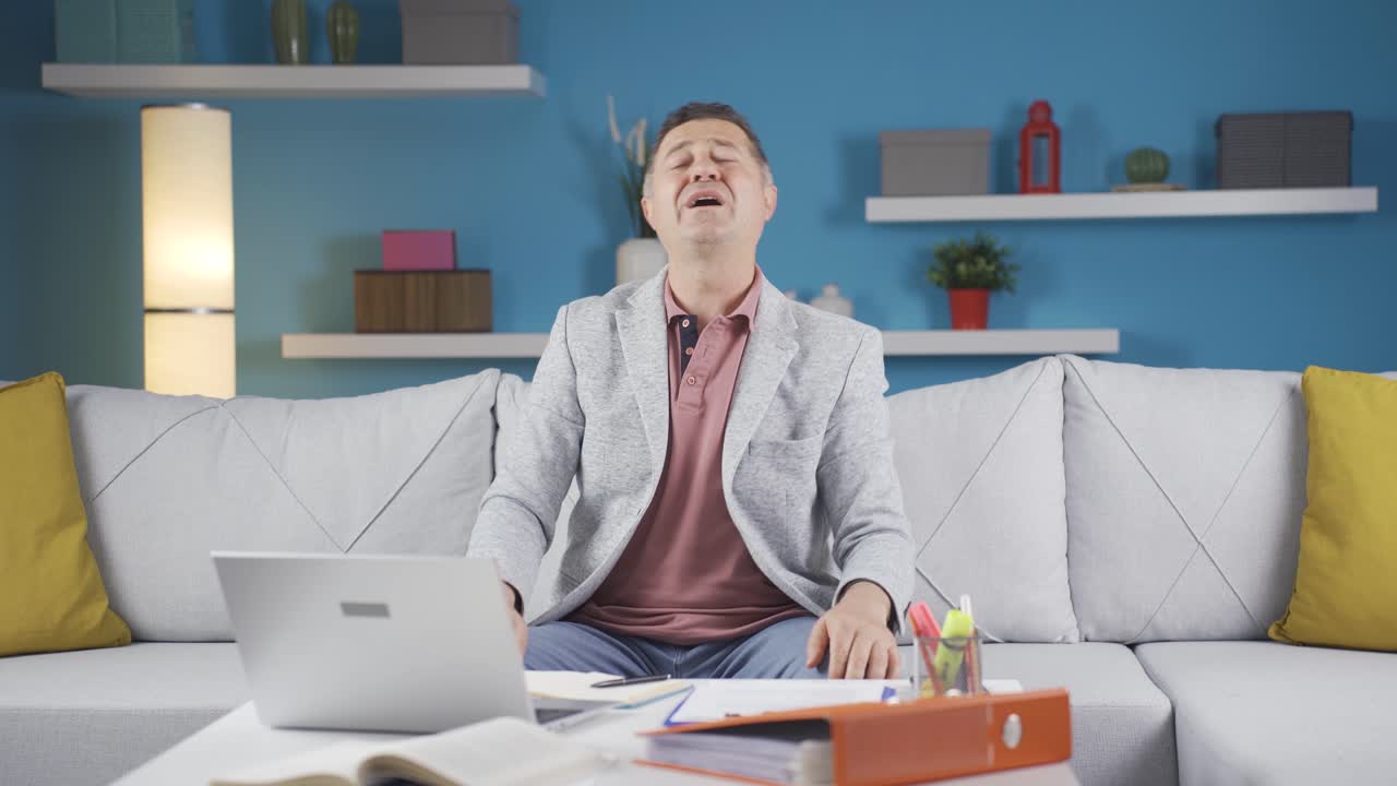 человек, работающий на дому, чувствует себя физически хорошо.