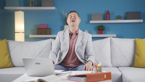 el trabajador de oficina en casa se siente bien físicamente.